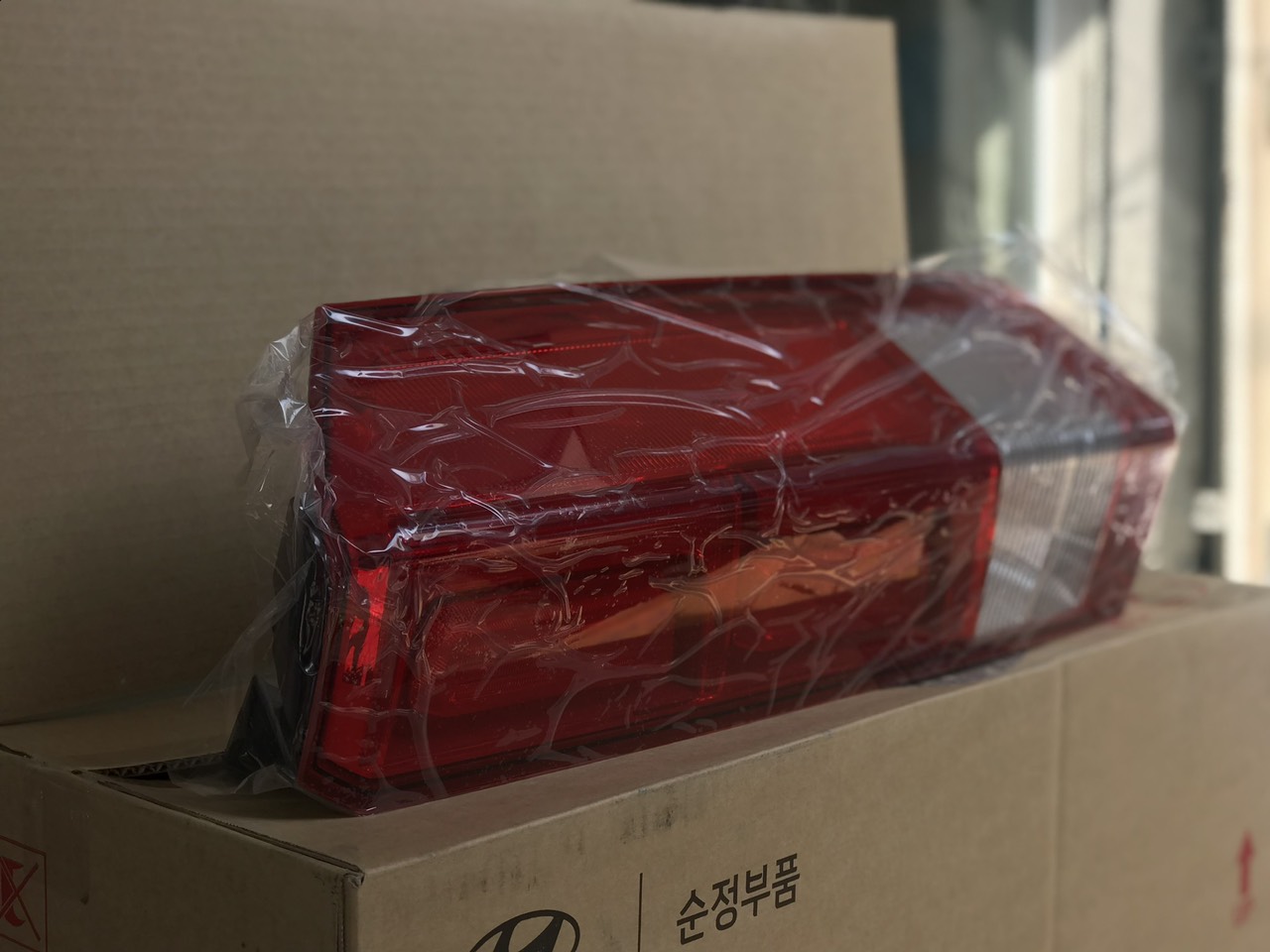 ĐÈN HẬU HYUNDAI SOLATI HD350 9240159100/9240259100 2 ĐÈN HẬU HYUNDAI SOLATI HD350 9240159100/9240259100 - Ảnh 2