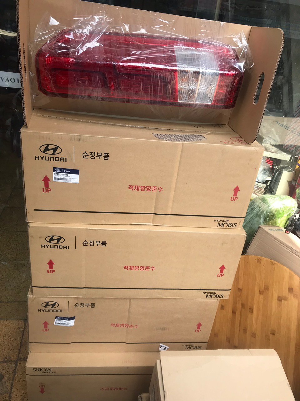ĐÈN HẬU HYUNDAI SOLATI HD350 9240159100/9240259100 3 ĐÈN HẬU HYUNDAI SOLATI HD350 9240159100/9240259100 - Ảnh 3
